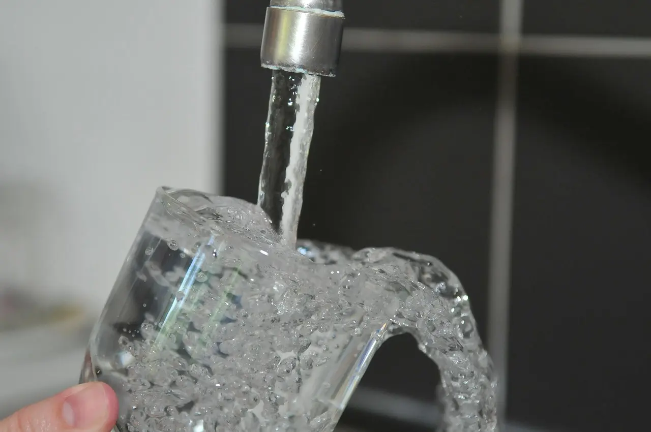 淨水龍頭出水到玻璃杯